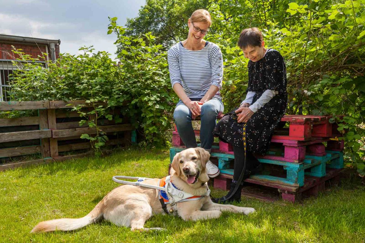 Via-Betreuerin Claudia trifft auf die erblindete Helga D. und ihren Blindenhund Harper