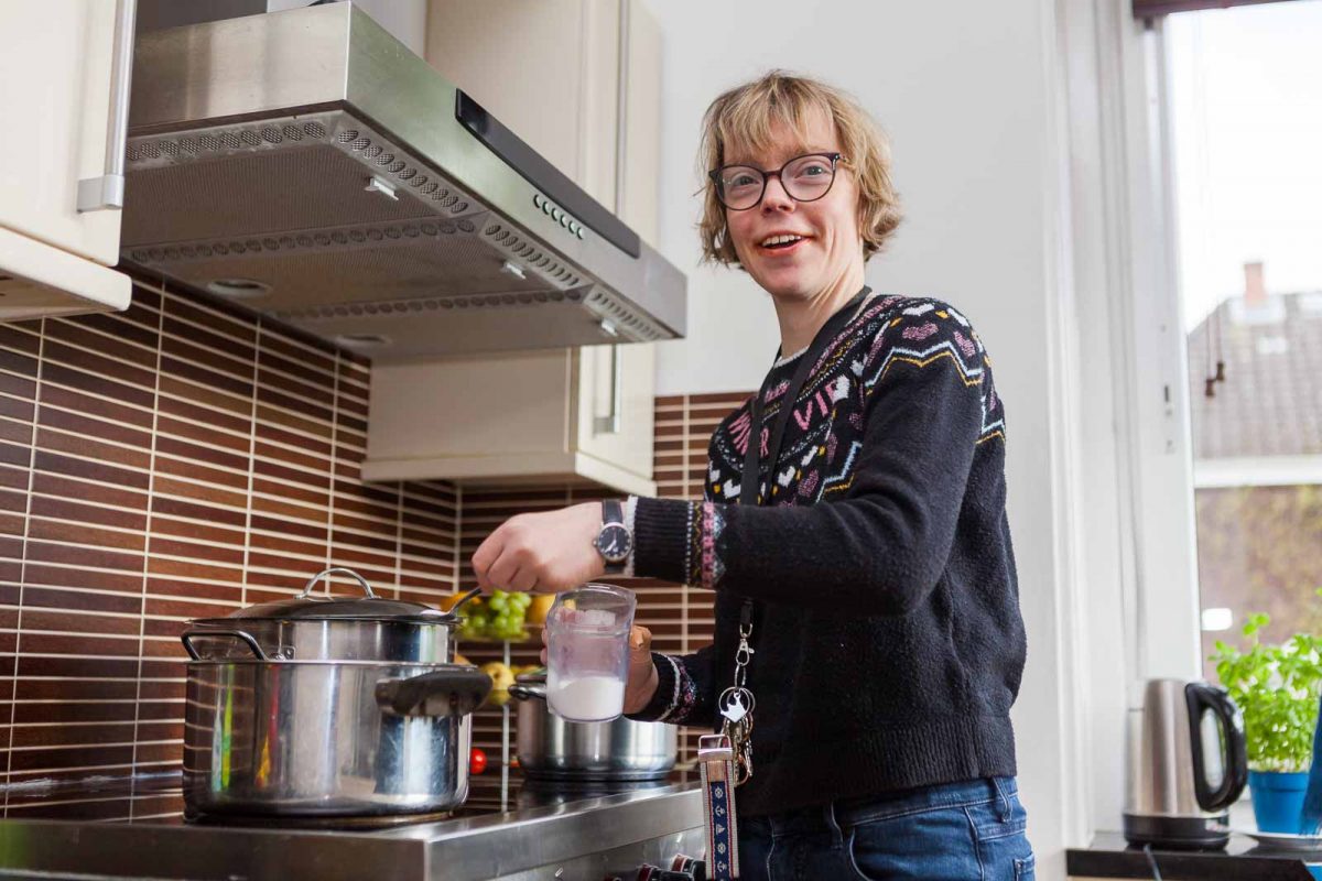 Anja C. hilft gerne beim Kochen